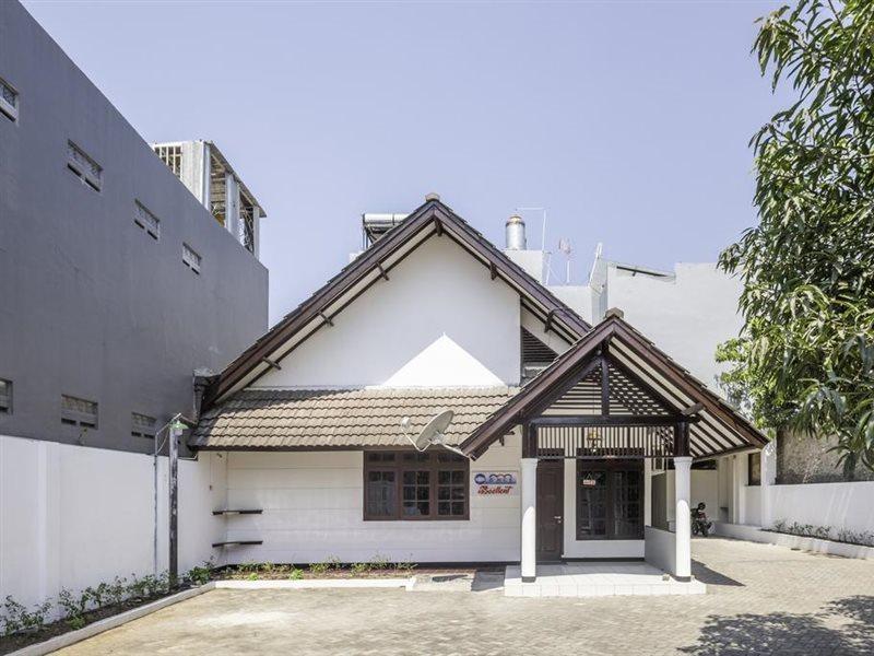 OYO 1568 Stasiun Ka Cirebon Guest House Extérieur photo