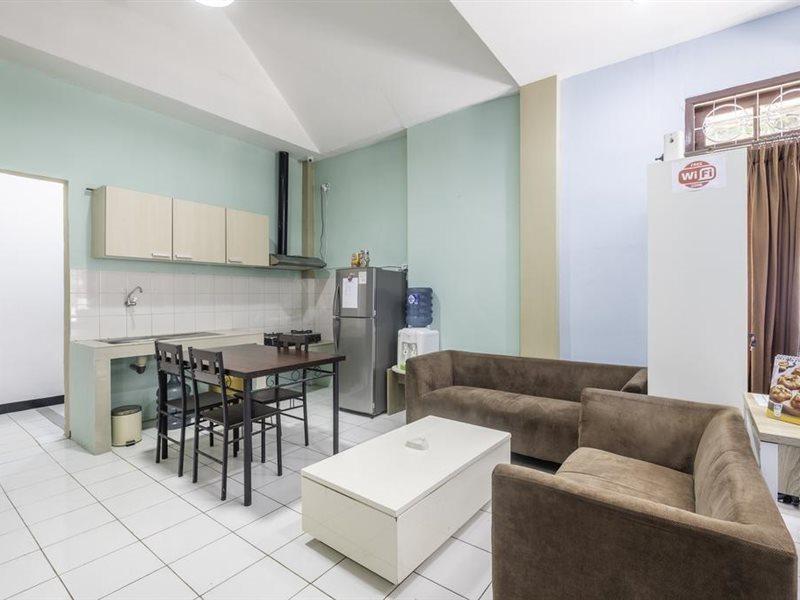 OYO 1568 Stasiun Ka Cirebon Guest House Extérieur photo