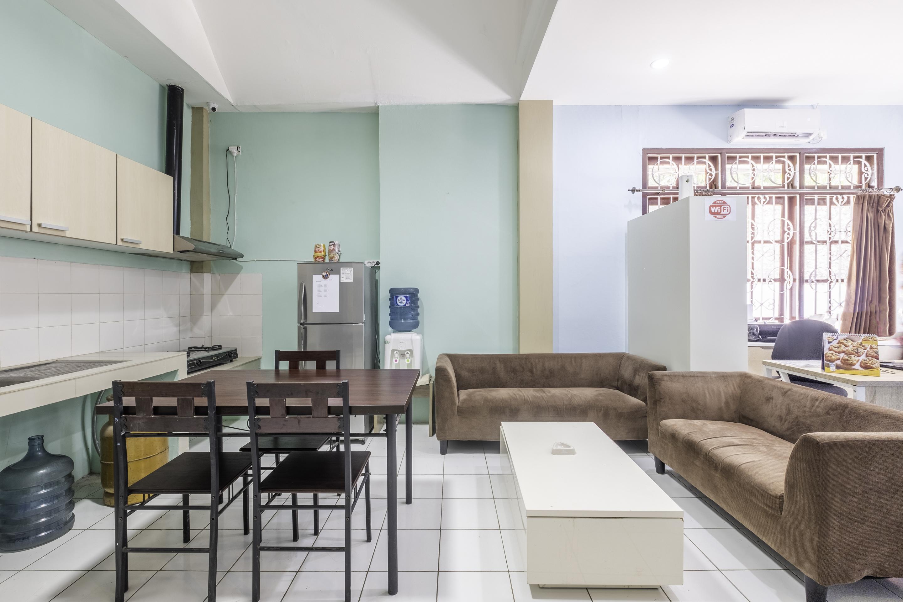 OYO 1568 Stasiun Ka Cirebon Guest House Extérieur photo