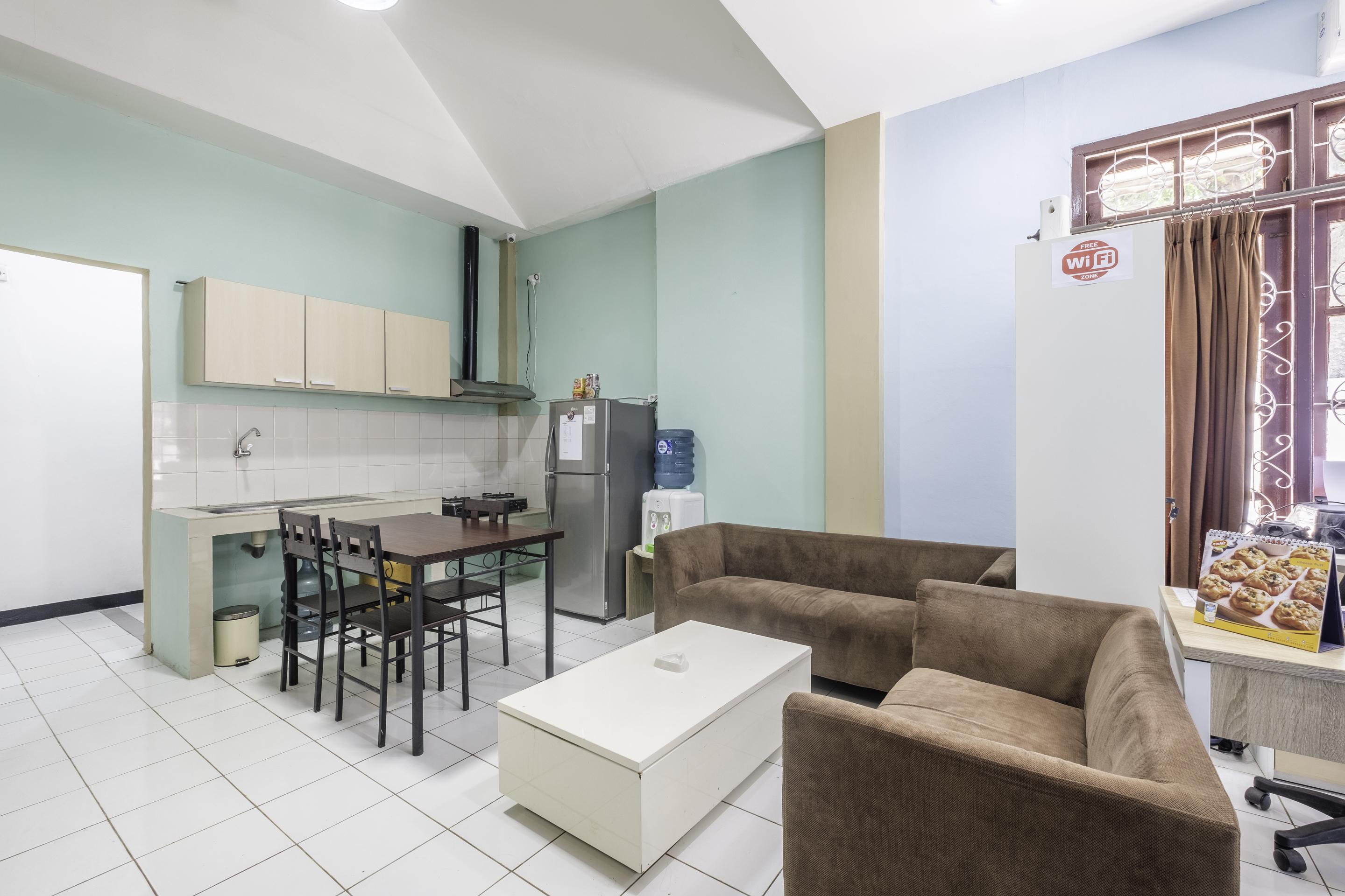 OYO 1568 Stasiun Ka Cirebon Guest House Extérieur photo