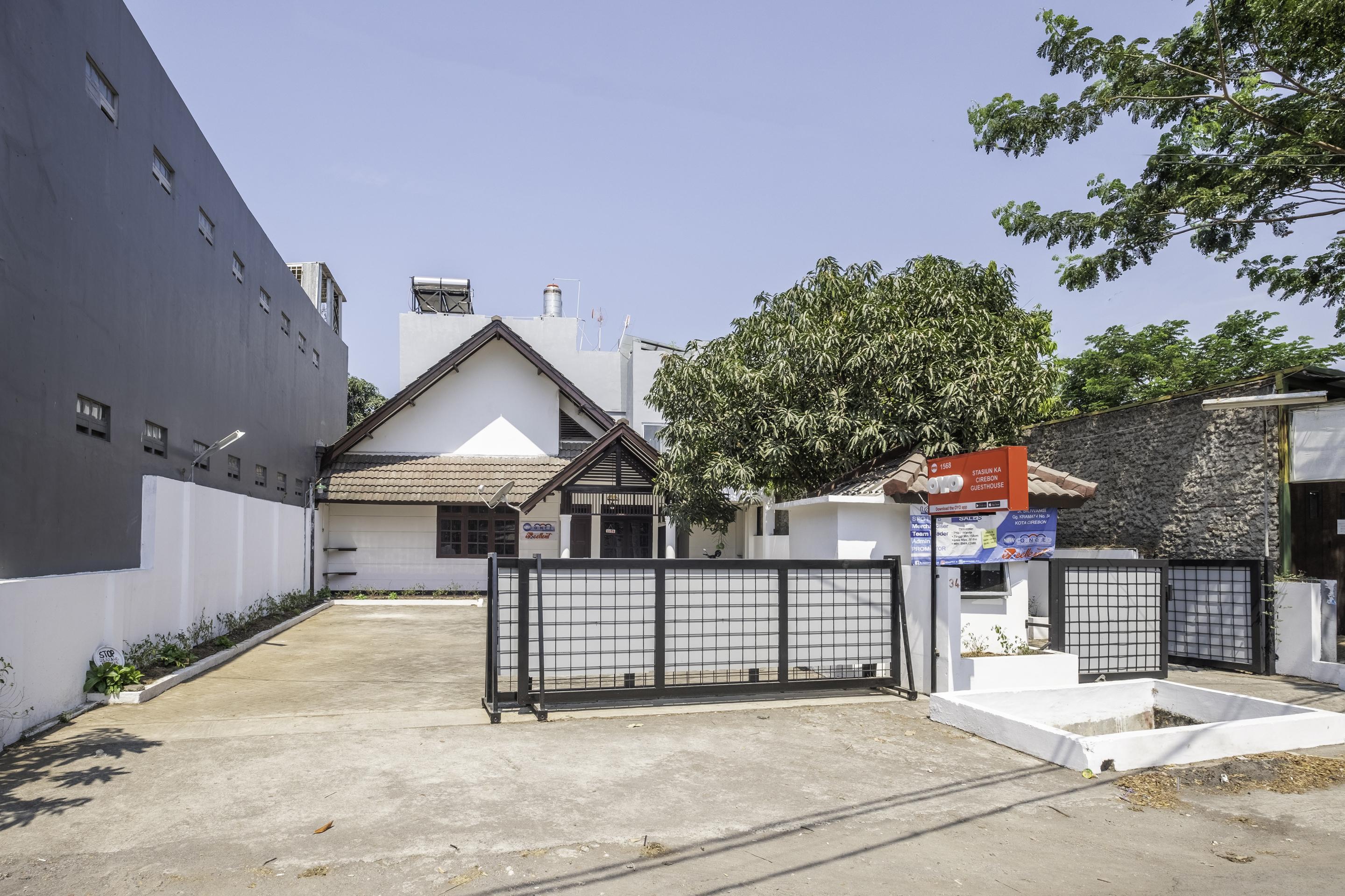 OYO 1568 Stasiun Ka Cirebon Guest House Extérieur photo